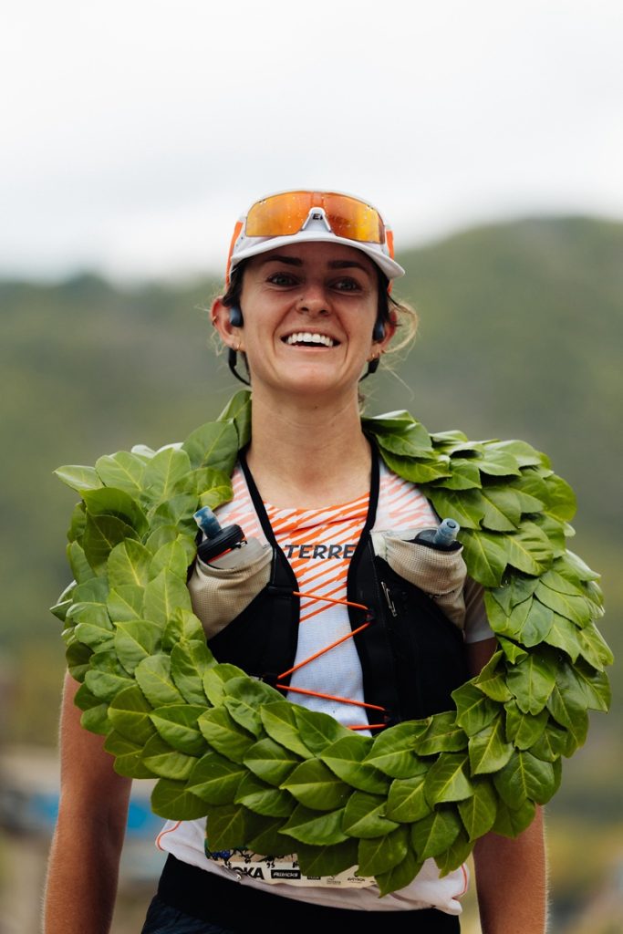 LES TEMPLIERS 2025-GRAND TRAIL-Arrivée-VAINQUEURE-Caitlin FIELDER 1er Scratch-8©Guillaume Salem